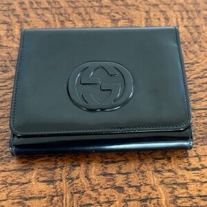 Gucci Black Patent Leather Embossed Logo Wallet EUC with COA